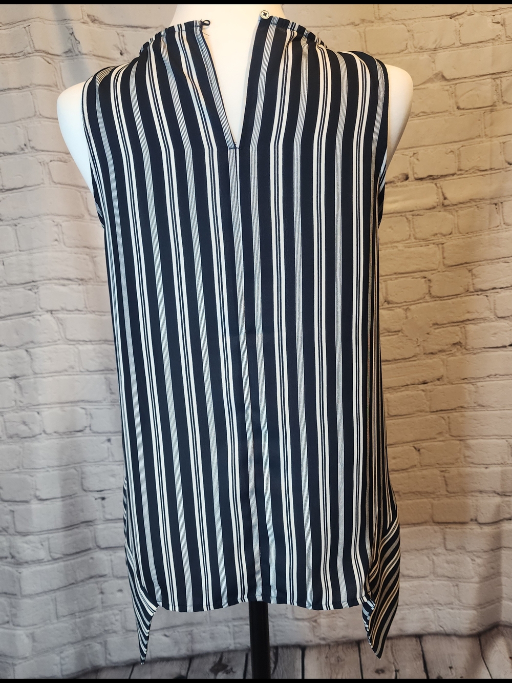 Banana Republic Navy and White Striped Sleeveless Blouse - Picture 4 of 5